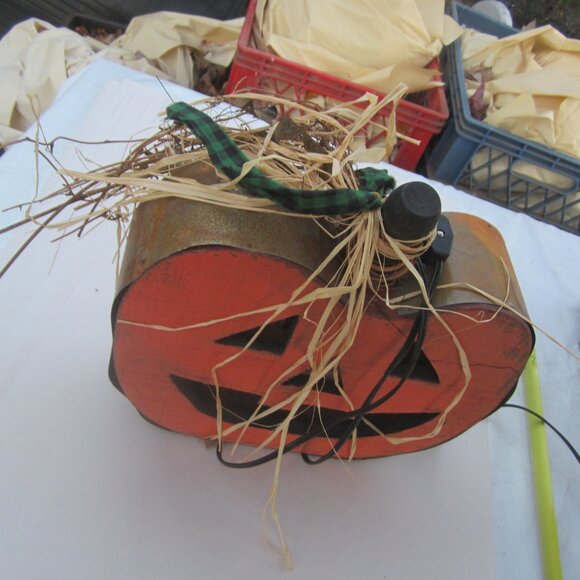 RUSTIC HALLOWEEN PUMPKIN DECOR, WOOD & METAL DESIGN LIGHTS UP - Picture 4 of 5